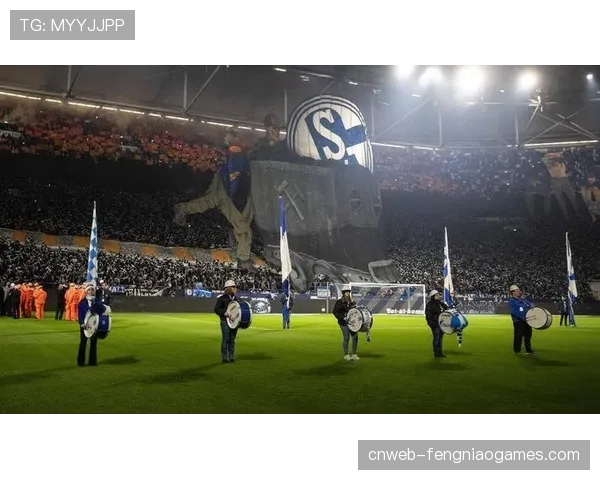 赛前新闻发布会后，疲惫的沙尔克04主帅独自在走廊停留